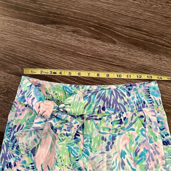 Lilly Pulitzer Kaden Stretch Short Shell of a Party Lilly Bow - Picture 3 of 6